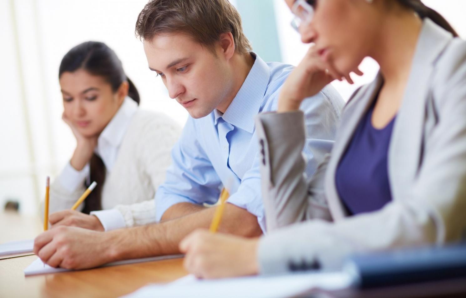 Teilnehmer lernen Fundamentalanalyse anhand echter Unternehmensberichte im thalyvianxor-Kurs