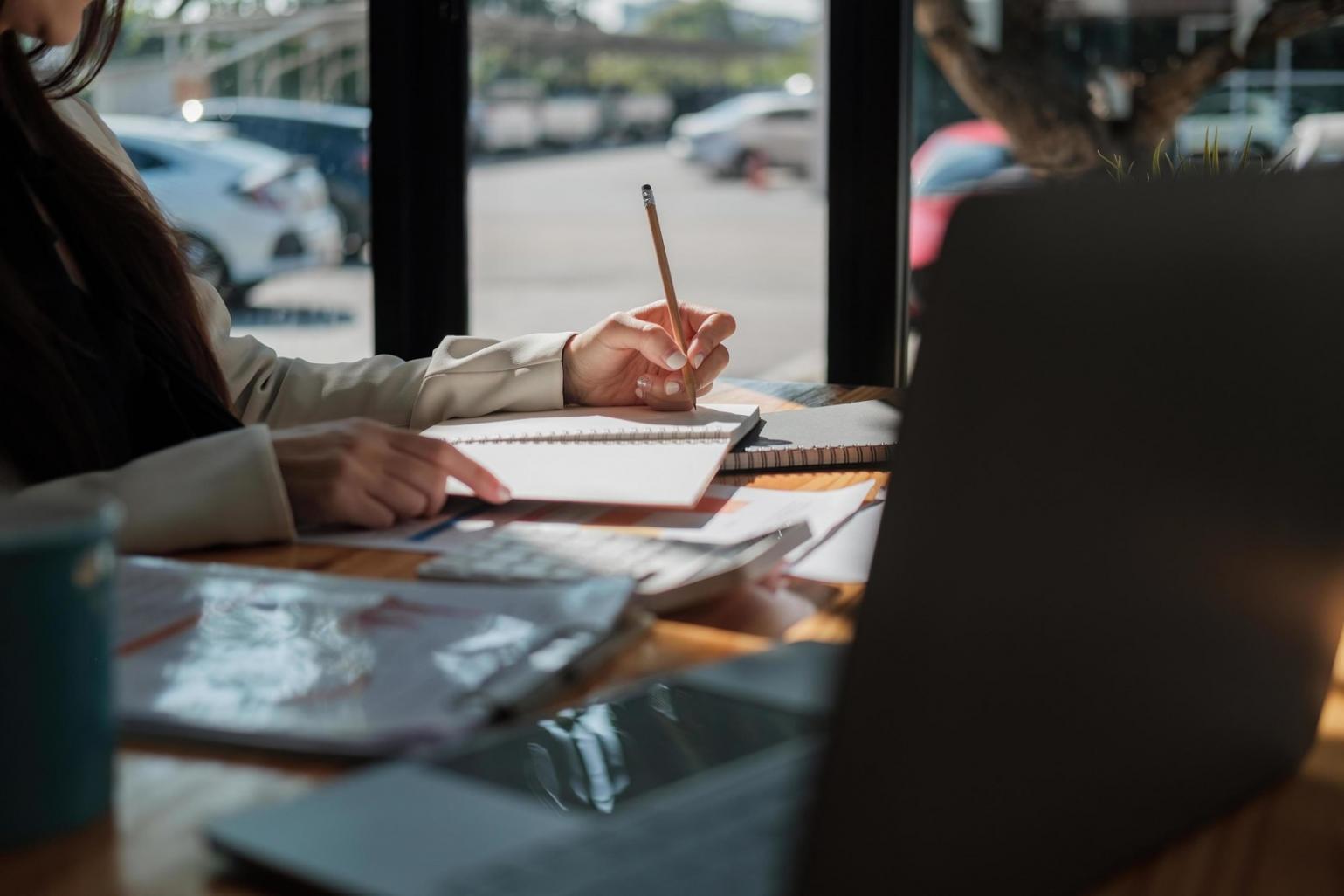 Detaillierte Finanzberichte und Geschäftsanalyse