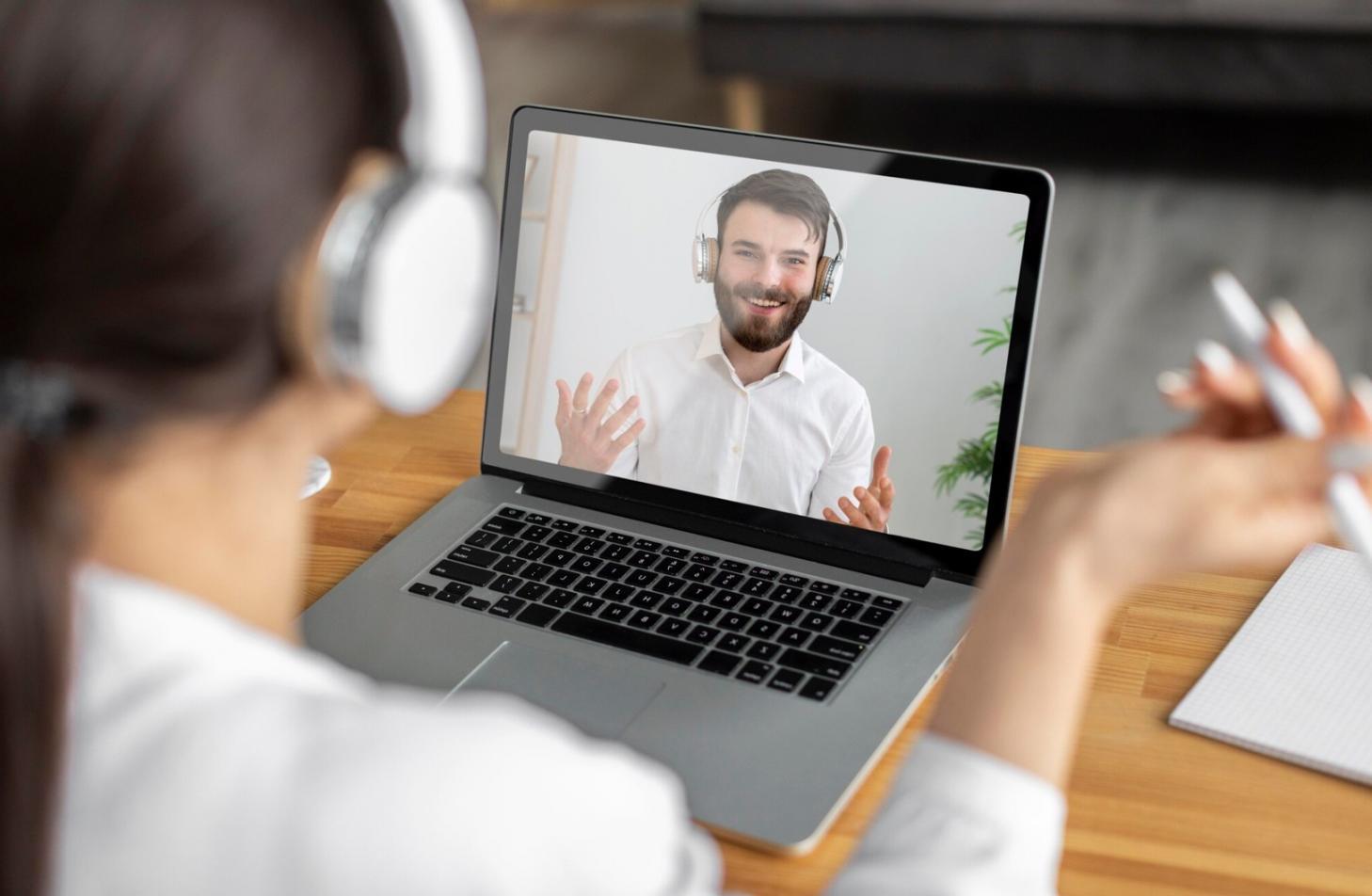 Moderner Arbeitsbereich mit Finanzanalyse-Tools