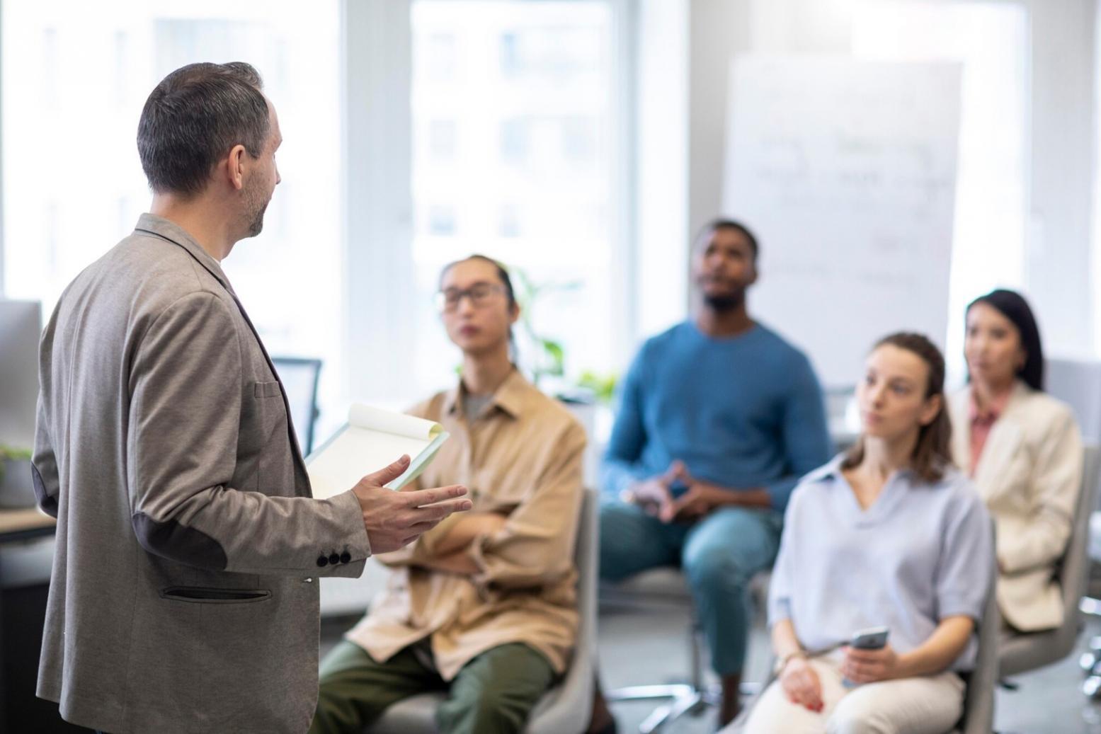 Teilnehmer beim gemeinsamen Analysieren von Finanzdaten