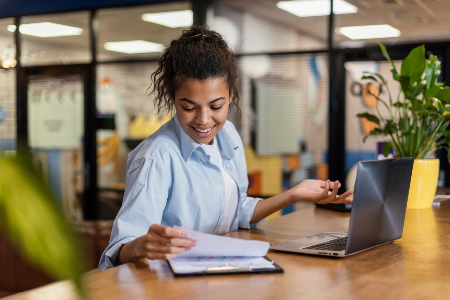 Finanzanalyst bei der Arbeit mit Geschäftsberichten und Kennzahlen