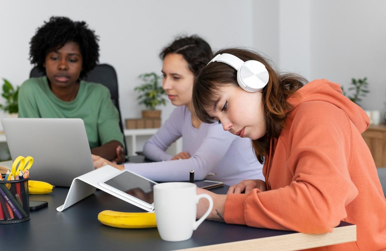 Teilnehmerin arbeitet konzentriert an ihrer ersten eigenständigen Unternehmensanalyse